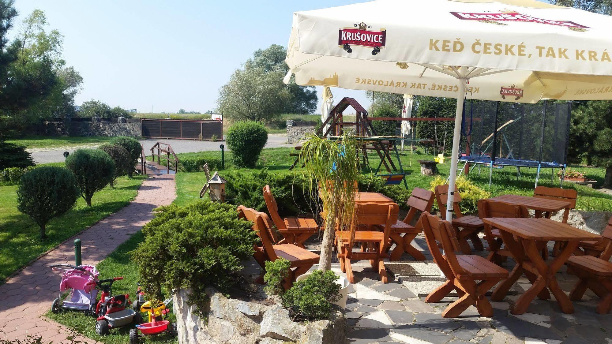 Hotel Carpatia Братислава Экстерьер фото